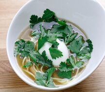 Суп лапша с курицей и яйцом