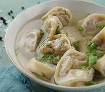 Пельмени с говядиной и бульоном