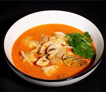 Том ям с пельменями с гребешком и креветкой