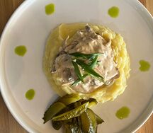 Бефстроганов с картофельным пюре