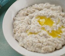 Каша геркулесовая молочная с медом, орехами и изюмом