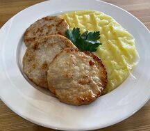 Куриные котлеты с картофельным пюре