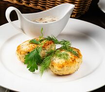 Щучьи котлеты с грибным соусом