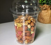 Сладкая смесь из орехов и цукатов