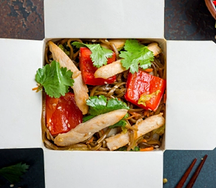Wok по-китайски соба с курицей