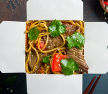 Wok по-китайски яичная лапша с говядиной