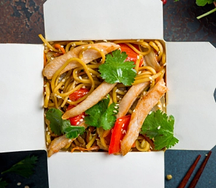 Wok по-китайски яичная лапша с курицей