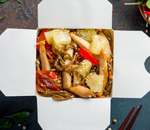 Wok по-тайски соба с курицей