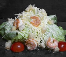 Салат Цезарь с креветками