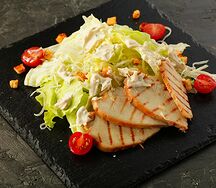 Салат Цезарь с курицей