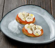 Тост с томатами и моцареллой