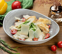 Салат Цезарь с курицей