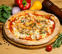 Пицца с курицей, грибами и креветками