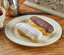 Эклер с шоколадной глазурью