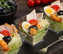 Салат Цезарь с куриным филе и перепелиным яйцом