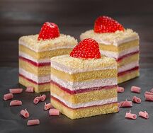 Пирожное Сметанник клубничный