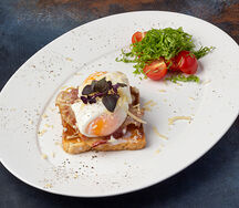 Тост с беконом и яйцом пашот