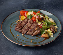 Теплый салат гриль с ростбифом