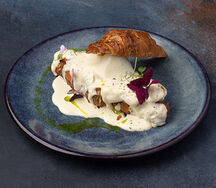 Круассан с лососем, яйцом пашот и сырным соусом