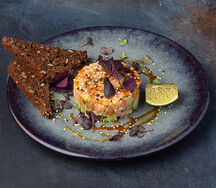 Тартар из лосося с авокадо и манго