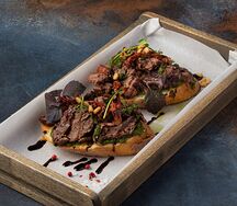 Ростбиф из мраморной телятины на французском багете