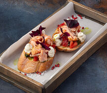 Брускетта с копченым лососем