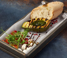 Авокадо на гриле с моцареллой и черри