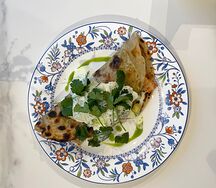 Лепешка роти с печеным ягненком и овощами