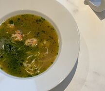 Куриный суп с лапшой, фрикадельками, песто