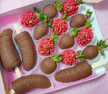 Клубника и бананы в шоколаде Candy