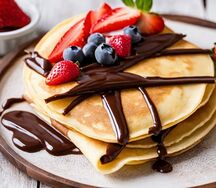 Блины с шоколадной пастой и клубничным топпингом
