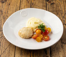 Котлета из индейки с картофельным пюре и помидорами черри