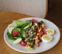 Киноа боул с креветками и яйцом