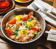 Яичница из трех яиц с беконом, томатами и луком