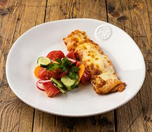 Куриный шашлычок с сыром и салатом