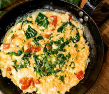 Омлет из трех яиц с Моцареллой, шпинатом и перцем