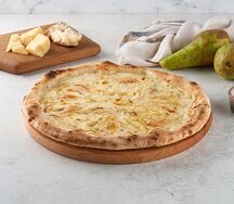 Пицца на дровах с грушей и горгонзолой