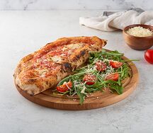 Пицца на дровах Кальцоне с прошутто и грибами