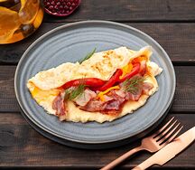 Омлет с беконом и сыром