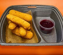 Сыр Моцарелла в панировке с Клюквенным соусом