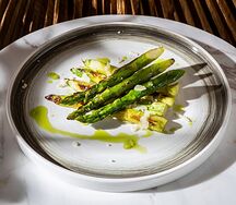 Спаржа, запечённая с пармезаном