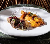 Томленая оленина с горчичным соусом и запеченной тыквой