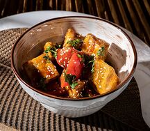 Хрустящие баклажаны с томатами и тайским соусом