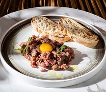 Тартар из говядины с тостами