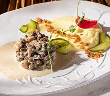 Бефстроганов из лося с белыми грибами 