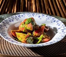 Томаты с крымским луком и соусом pesto