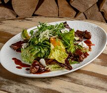 Теплый салат с куриной печенью