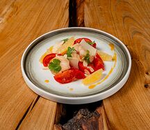 Салат с креветкой, томатом и цитрусом