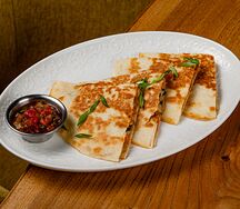 Кесадилья с цыпленком и томатной сальсой