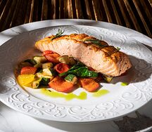 Стейк лосось с овощами